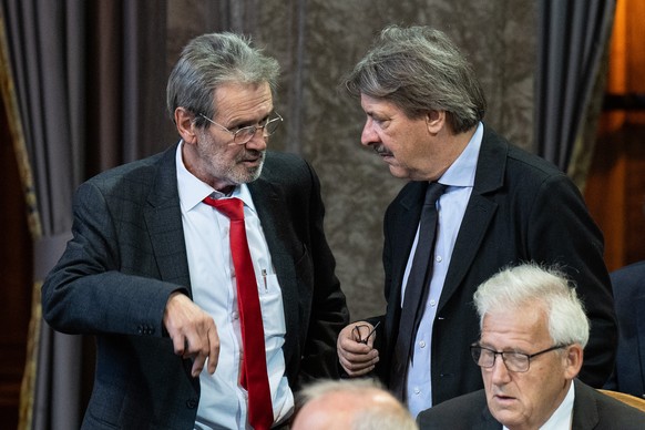 Die Staenderaete Paul Rechsteiner, SP-SG, rechts, und Roberto Zanetti, SP-SO, sprechen an der Herbstsession der Eidgenoessischen Raete, am Mittwoch, 21. September 2022, in Bern. (KEYSTONE/Peter Schnei ...