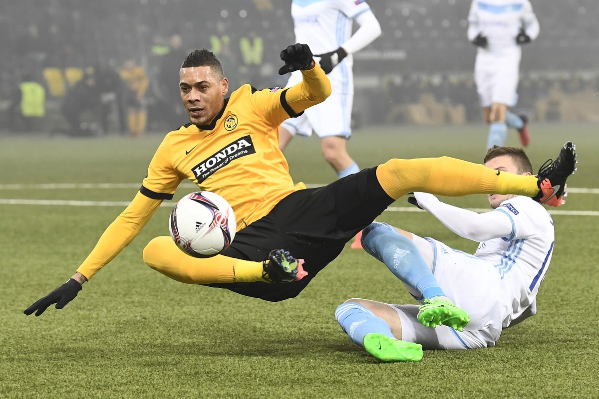 08.12.2016; Bern; Fussball Europa League - BSC Young Boys - FC Astana; Guillaume Hoarau (YB) gegen Igor Shitov (Astana) (Urs Lindt/freshfocus)