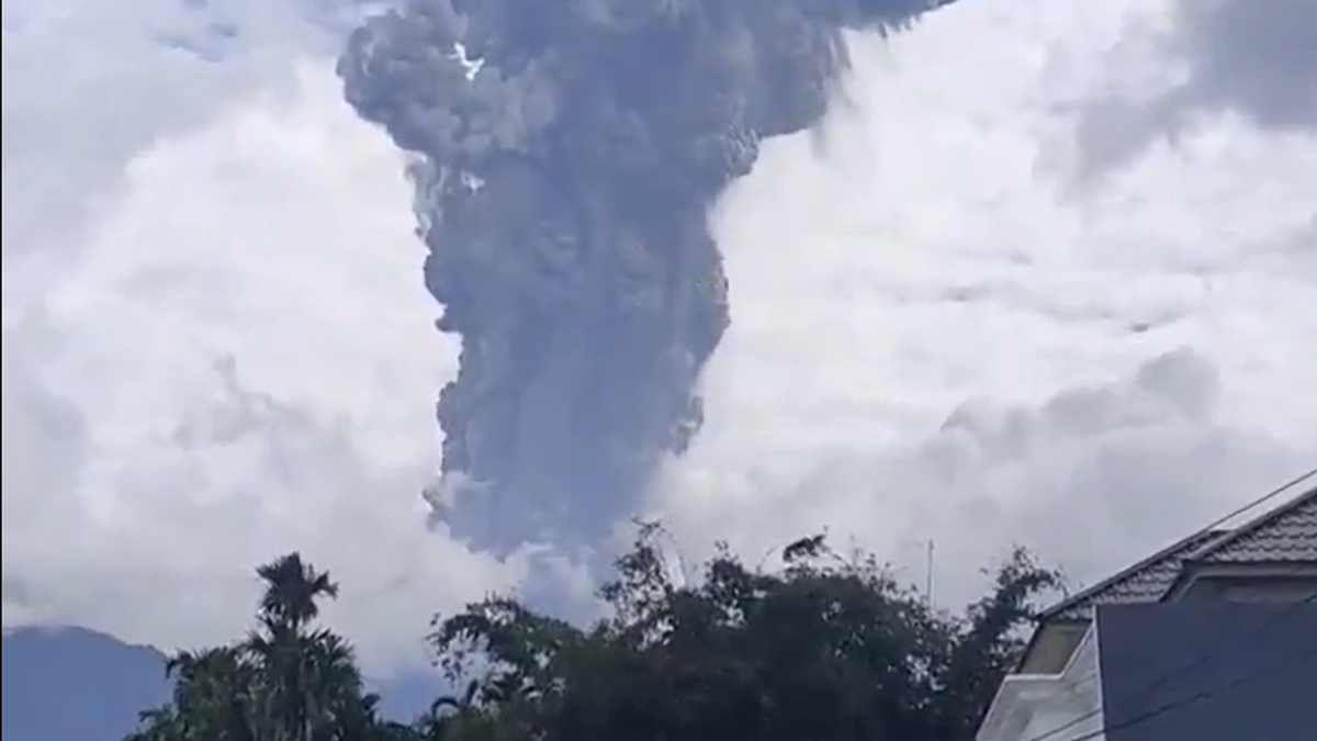 Volcano eruption in Indonesia – ash cloud rises kilometers