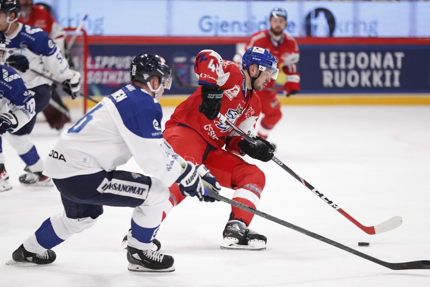 epa09931265 Finland&#039;s Jere Sallinen (L) and Czech player Tomas Hertl (R) during Beijer Hockey Games (Euro Hockey Tour) between Finland and Czech Republic at Avicii Arena in Stockholm, Sweden, 07  ...