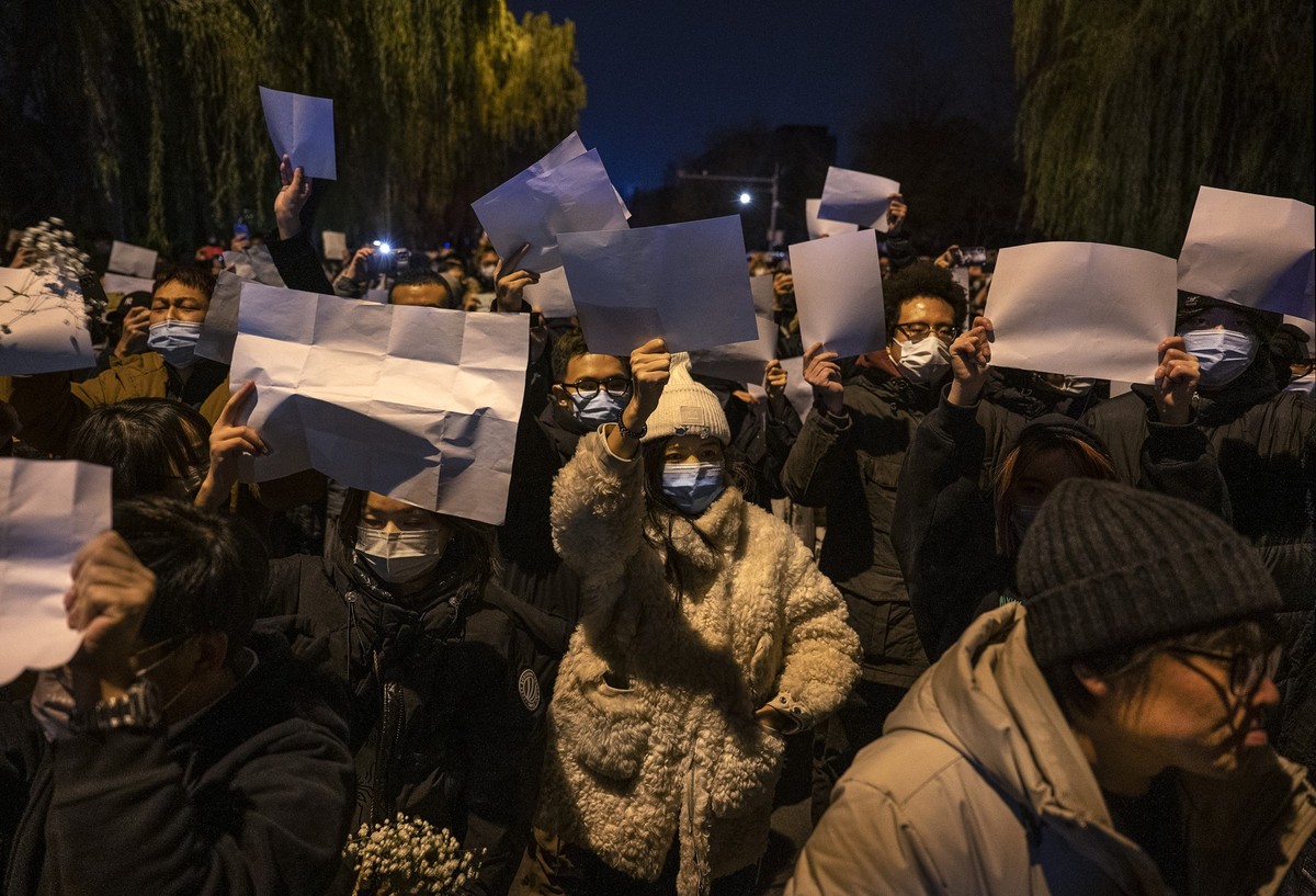 BEIJING, CHINA -NOVEMBER 27: Protesters hold up a white piece of paper against censorship during a protest against Chinas strict zero COVID measures on November 27, 2022 in Beijing, China. Protesters  ...