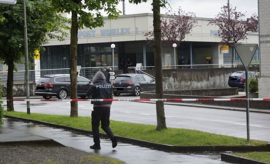 Grossaufgebot in Wohlen: Die Polizei hat ein Quartier bei der Post Wohlen abgeriegelt.