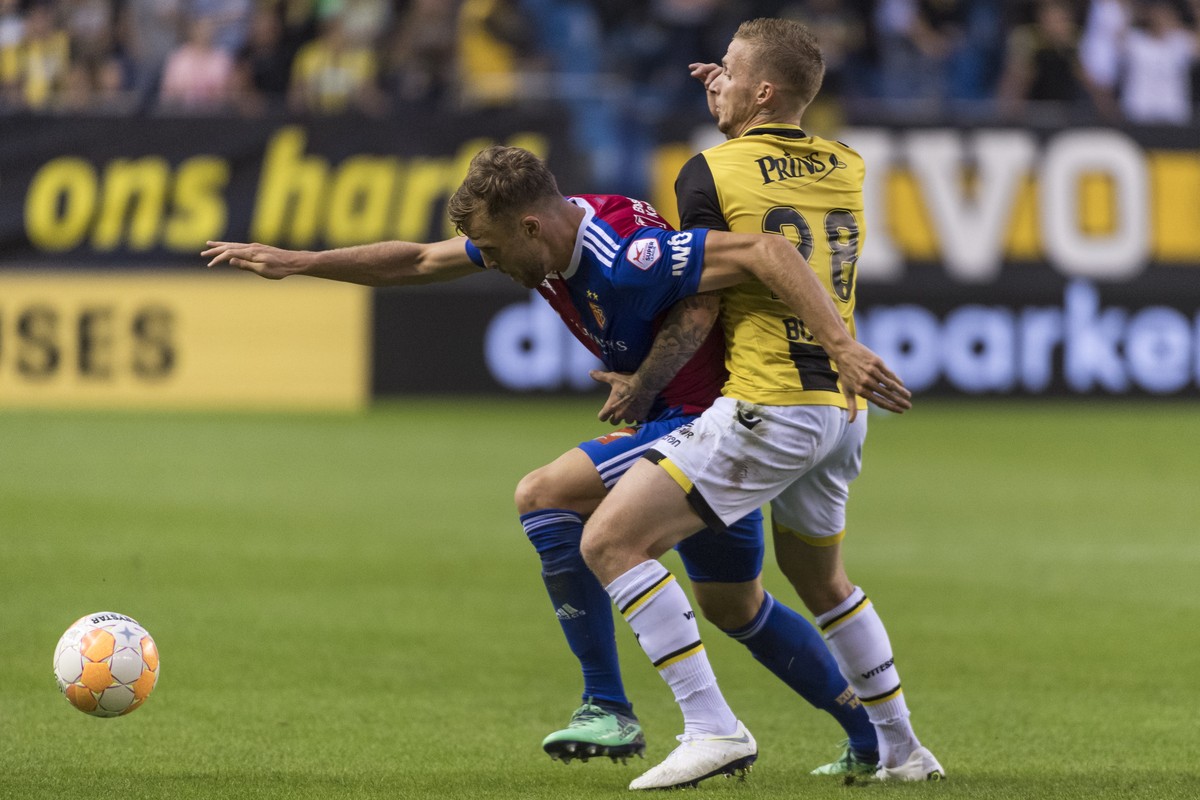 epa06938965 Basel's Silvan Widmer (L) fights for the ball against Vitesse's Alexander Buettner, during the UEFA Europa League third qualifying round first leg match between Netherland's ...