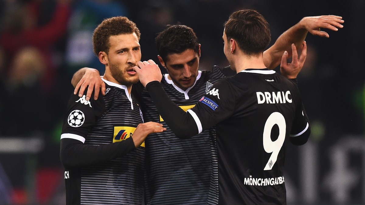 Gehört wieder dazu: Drmic bejubelt mit Johnson (links) und Stindl das vierte Gladbacher&nbsp;Tor gegen Sevilla.