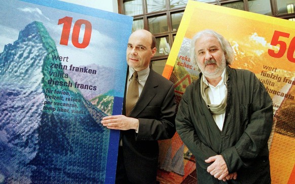 Werner Bernet, Direktor der Schweizer Reisekasse (links) praesentierte in Zuerich am Freitag, 23. April 1999, mit dem Grafiker Roger Pfund (rechts) zwei neue Reka-Checks, die im Mai in den Umlauf gela ...