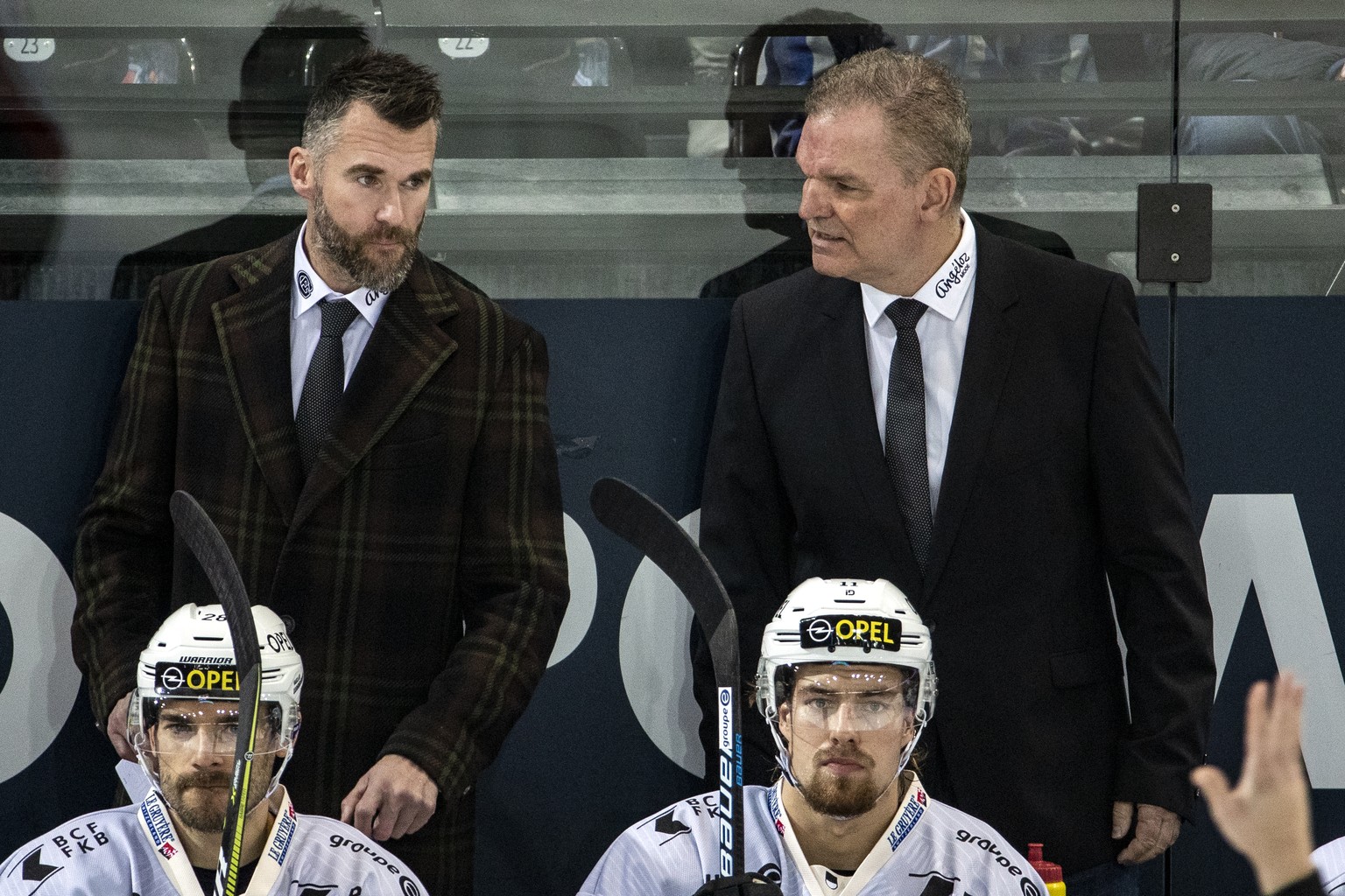 Cheftrainer und Sportdirektor Christian Dube und Sean Simpson, von links, beim Eishockey Meisterschaftsspiel der National League zwischen dem EV Zug und Fribourg-Gotteron, am Freitag, 1. November 2019 ...