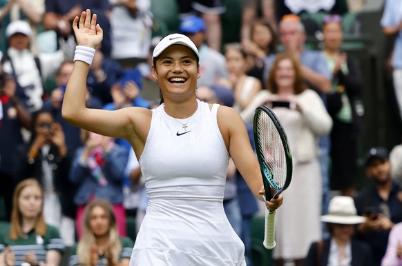 epa11450613 Emma Raducanu of Britain waves to spectators after winning the Women&#039;s 1st round match against Renata Zarazia of Mexico at the Wimbledon Championships, Wimbledon, Britain, 01 July 202 ...