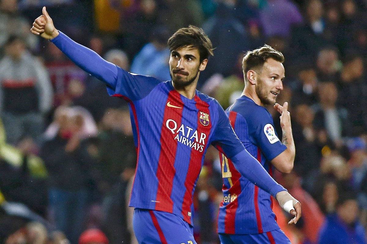 epa05929612 FC Barcelona's Andre Gomes (L) celebrates scoring the 3-1 goal during the Primera Division soccer match between FC Barcelona and CA Osasuna at Camp Nou stadium in Barcelona, Spain, 26 ...