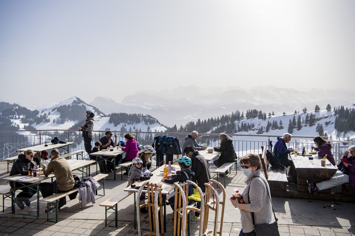 Die Terrasse des Berg Restaurant Bahnhoefli auf Rigi Staffel im Skigebiet auf der Rigi im Kanton Schwyz am Dienstag, 23. Februar 2021. Zur Zeit wird im Restaurant Rigi Staffel das Essen und die Getrae ...
