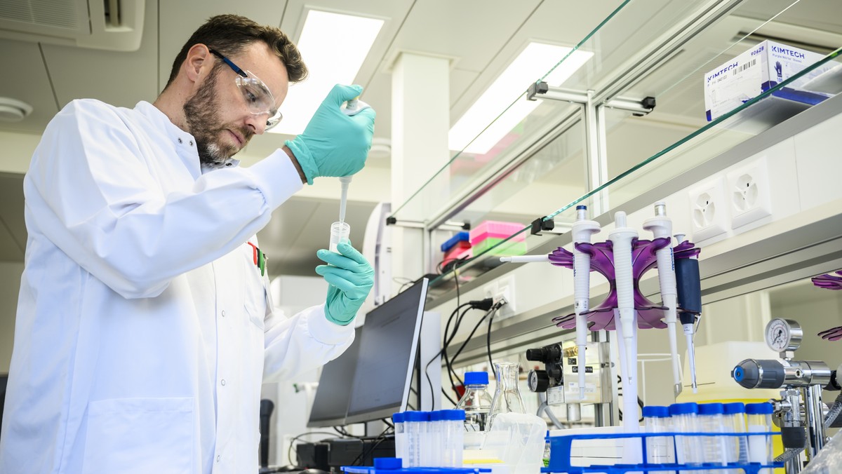 A scientist works in the animal science lab during the inauguration of Nestle Institute of Agricultural Sciences, in Vers-chez-les-Blanc, near Lausanne, Switzerland, Wednesday, May 3, 2023. (KEYSTONE/ ...