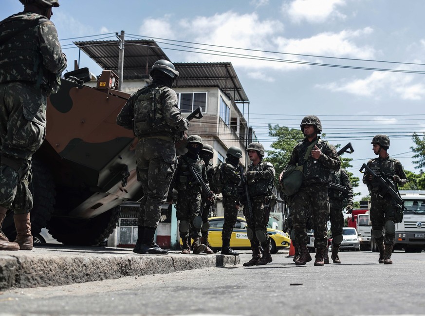 epa06371476 Army agents patrol after the arrest of Brazilian drug trafficker Rogerio Avelino de Souza, known as Rogerio 157, in Rio de Janeiro, Brazil, 06 December 2017. Rogerio 157, one of the city&# ...