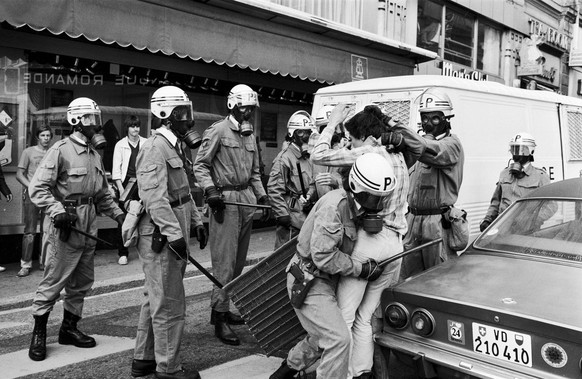 Ausländer, die wegen Gewalt gegen Polizisten verurteilt werden, werden bei einer Vorstrafe (innerhalb zehn Jahren) ausgeschafft – Bild: Jugendunruhen in Zürich 1980<br data-editable="remove">