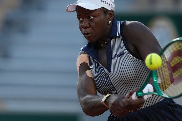 Victoria Mboko of Canada returns to Katerina Siniakova of the Czech Republic during their second round women's singles tennis match at the French Open tennis tournament in Paris, Thursday, May 28 ...