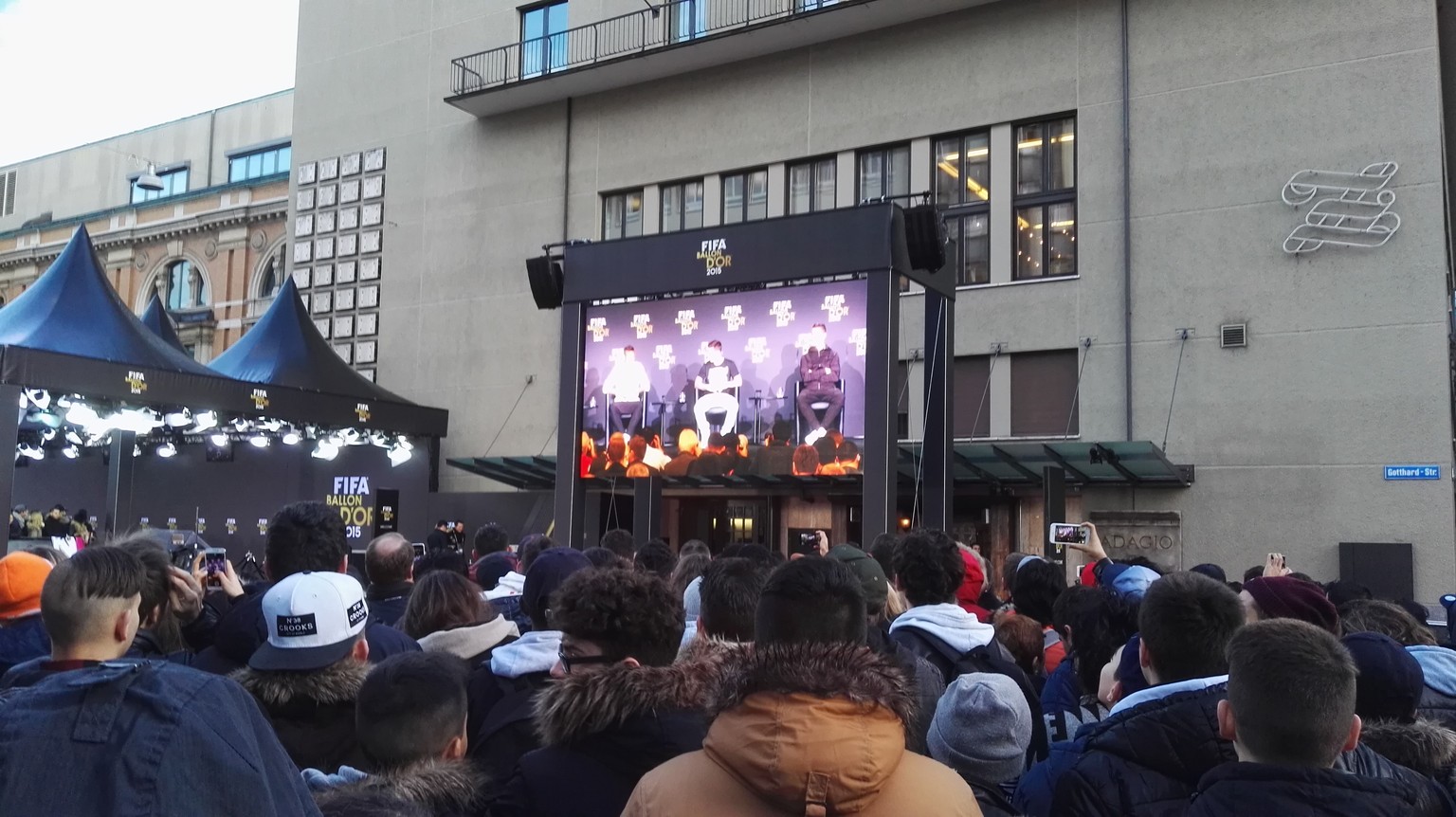 Die Pressekonferenz mit Neymar, Messi und Ronaldo wird den Fans vor Ort live übertragen – die Stars bleiben für die meisten aber unerreichbar.