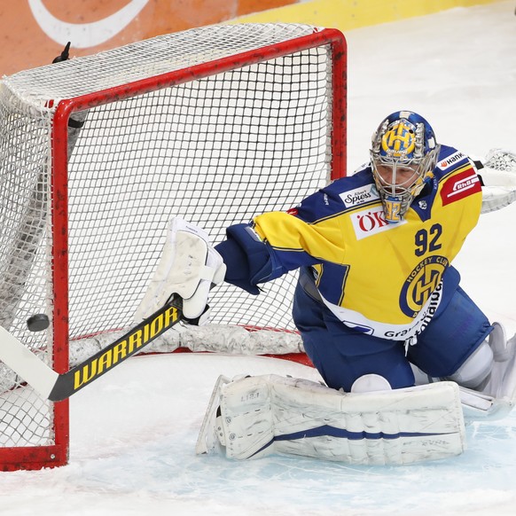 Davos&#039; Goalie Robert Mayer wehrt einen Puck ab, im Eishockey Meisterschaftsspiel der National League zwischen dem SC Bern und HC Davos, am Sonntag, 14. Februar 2021 in der Postfinance Arena in Be ...