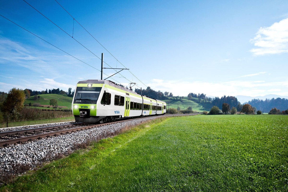 Das Bahnunternehmen BLS kämpft mit Problemen bei den Niederflur-Nahverkehrszügen (Nina). Die Klimaanlagen in 27 der 36-Nina-Zügen sind defekt. Die Reparatur dürfte bis Oktober dauern.