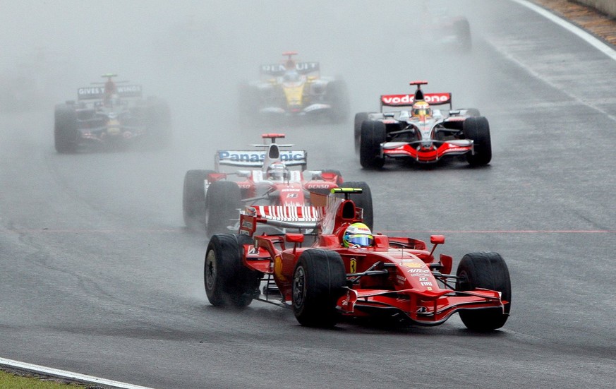 epa01539200 Brazilian Formula One driver Felipe Massa of Ferrari leads the pack at the start of the F1 Grand Prix of Brazil on the race track in Interlagos near Sao Paulo in Brazil, 02 November 2008.  ...