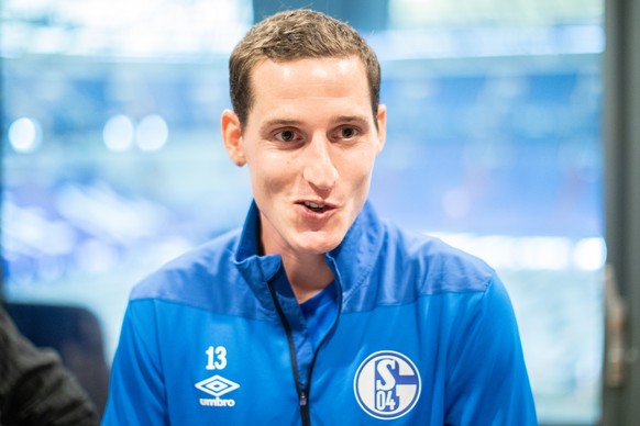 Nordrhein-Westfalen, Gelsenkirchen: Fussball, Bundesliga: Der Spieler und Neuzugang von FC Schalke 04, Sebastian Rudy, beantwortet Fragen von Journalisten. (KEYSTONE/DPA/Marcel Kusch)