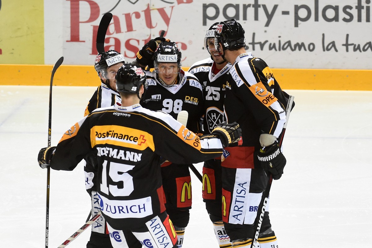 Lugano's Damien Brunner, center, celebrates with his teammates after scoring the 1-0 goal, during the preliminary round game of the National League A (NLA) Swiss Championship 2016/17 between HC L ...