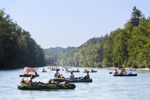 People enjoy the sun on the Aare River between Thun and Bern, Switzerland, this Sunday, July 1, 2018. (KEYSTONE/Anthony Anex)