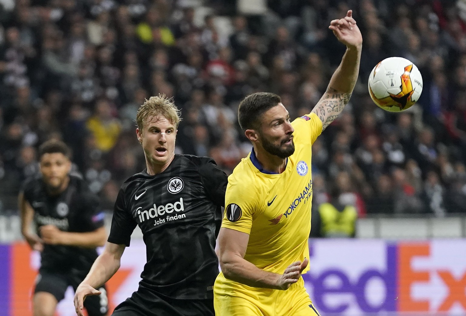 epa07543342 Frankfurt&#039;s Martin Hinteregger (L) in action against Chelsea&#039;s Olivier Giroud (R) during the UEFA Europa League semi final first leg soccer match between Eintracht Frankfurt and  ...