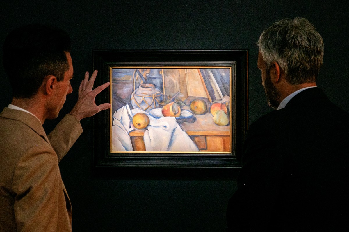 epa10943433 People view the 'Fruits et pot de gingembre' painting by Paul Cezanne during a press preview at the Christie's auction house in New York, New York, USA, 27 October 2023. The ...