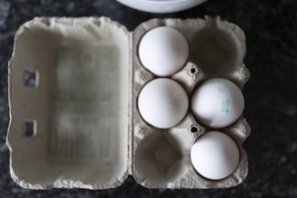 Rohe Eier sind in eine Eierverpackung gepackt, fotografiert in einer Kueche am Samstag, 29. Maerz 2025 in Zuerich. (KEYSTONE/Gaetan Bally)