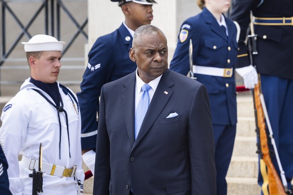 epa11367339 US Secretary of Defense Lloyd Austin (C) prepares to welcome Kenya&#039;s President William Ruto to the Pentagon in Arlington, Virginia, USA, 24 May 2024. Austin is scheduled to have a &#0 ...