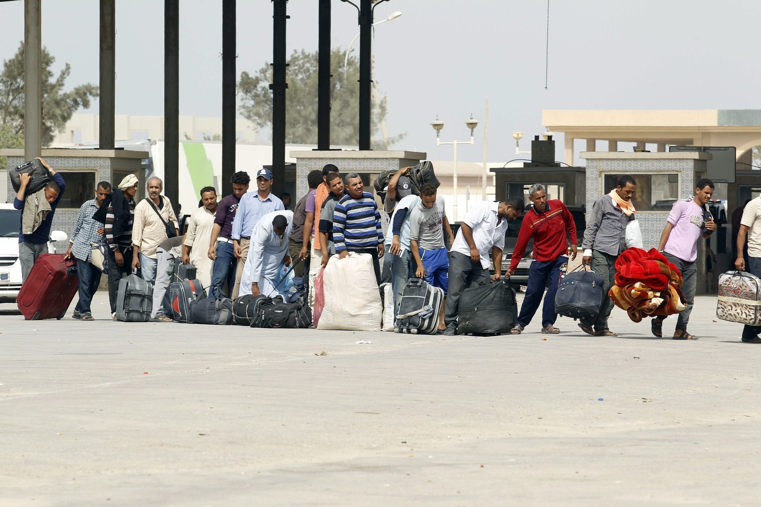 Ägypter flüchten vor den Kämpfen in Libyen.