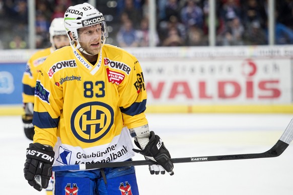 Der Davoser Reto von Arx beim ersten Playoff-Finalspiel der National League A zwischen den ZSC Lions und dem HC Davos am Donnerstag, 2. April 2015, im Hallenstadion in Zuerich. (KEYSTONE/Ennio Leanza)
