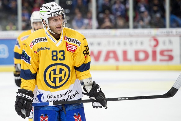 Der Davoser Reto von Arx beim ersten Playoff-Finalspiel der National League A zwischen den ZSC Lions und dem HC Davos am Donnerstag, 2. April 2015, im Hallenstadion in Zuerich. (KEYSTONE/Ennio Leanza)