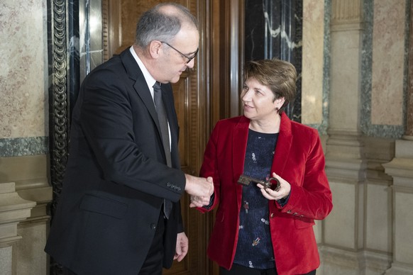 Bundesrat Guy Parmelin, SVP, links, bei der symbolischen Schluesseluebergabe an seine Nachfolgerin Viola Amherd, CVP, im Departement VBS, am Donnerstag, 20. Dezember 2018, in Bern. (KEYSTONE/Peter Sch ...