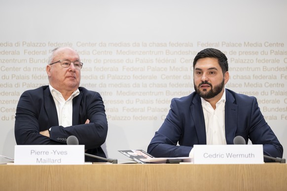 Nationalrat Cedric Wermuth, SP-AG, und Co-Praesident SP Schweiz, rechts, spricht neben Staenderat Pierre-Yves Maillard, SP-VD, und Praesident SGB, links, waehrend einer Medienkonferenz ueber den Start ...