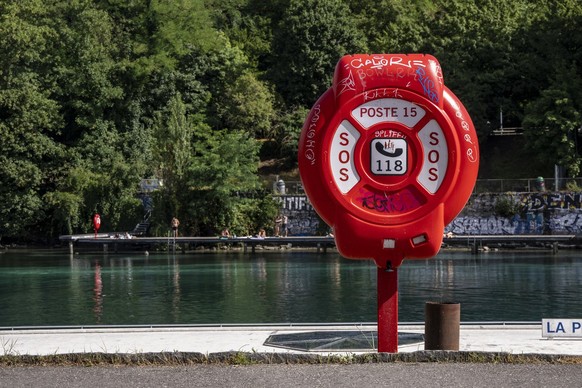 SCHWEIZ SCHWIMMEN RETTUNGSRING
Une bouee de sauvetage pour les nageurs en difficultes dans le Rhone est photographiee, ce jeudi 23 juin 2022 a Geneve. (KEYSTONE/Martial Trezzini)