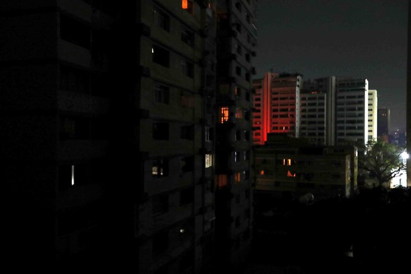 epa07421291 General view of buildings with emergency lights during a power outage in Caracas, Venezuela, 07 March 2019. Venezuela suffered a power outage on 07 March that saw at least 14 states affect ...