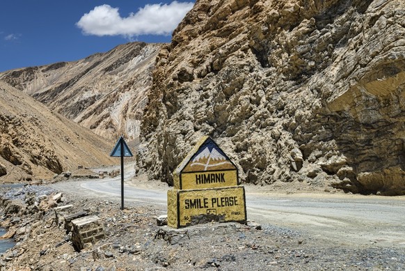 lustige verkehrsschilder smile please nepal