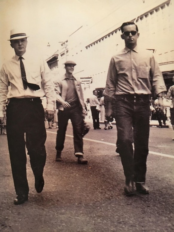 «Mein Grossvater (links) und ein Freund, wie sie durch Downtown Calgary spazieren und dabei geschmeidig aussehen. 1958.»