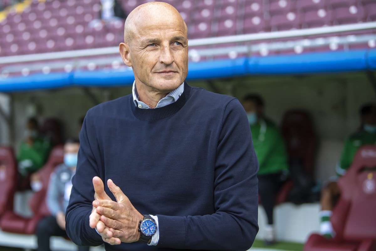 L'entraineur st-gallois Peter Zeidler, lors de la rencontre de demi-finale de la Coupe de Suisse entre Servette FC et FC St. Gallen le mercredi 5 mai 2021 au Stade de Geneve a Geneve. (KEYSTONE/M ...