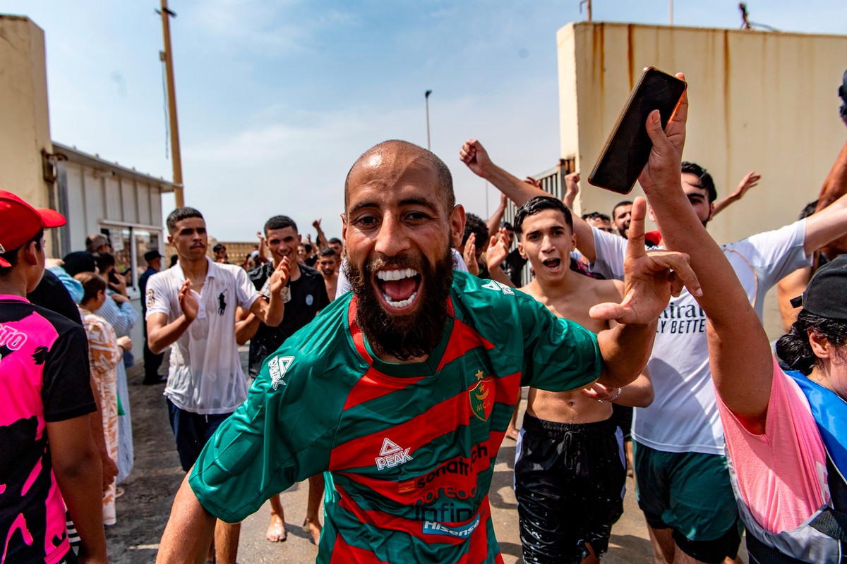 KEYPIX - Migrants cross from Morocco into the Spanish enclave of Ceuta, Thursday, July 30, 2026. (KEYSTONE/AP Photo/Antonio Sempere)