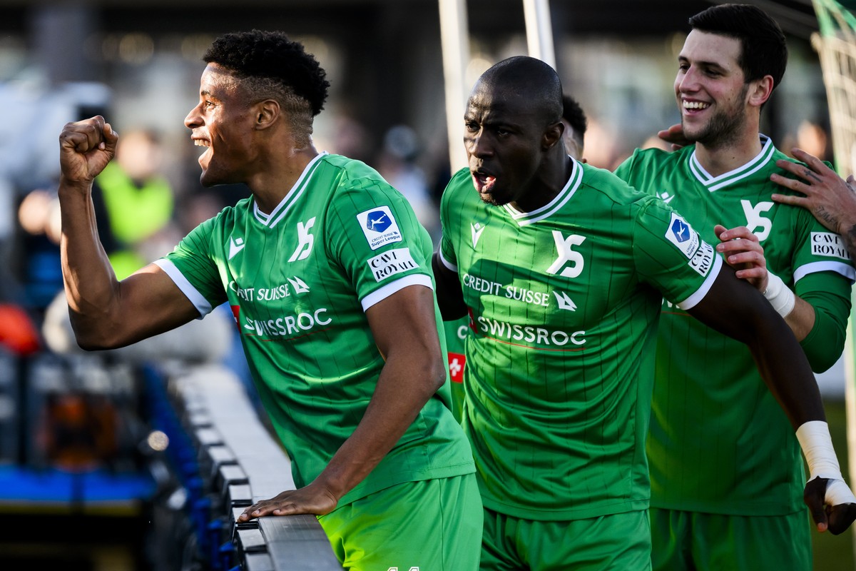 Joie de l'attaquant yverdonnois Kevin Carlos, gauche, apres avoir marque le deuxieme but au gardien zurichois Yanick Brecher lors de la rencontre de football de Super League entre Yverdon Sport F ...