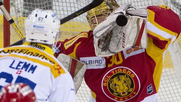 Tigers Goalie Akira Schmid, rechts, kaempft um den Puck, gegen Klotens Romano Lemm, links, im fuenften Eishockey Spiel der Platzierungsrunde der National League zwischen den SCL Tigers und dem EHC Klo ...