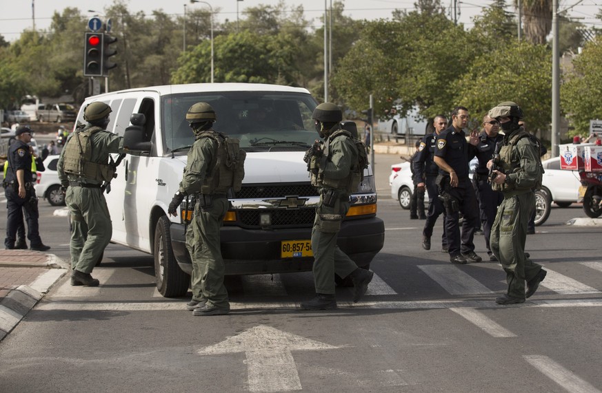 Israelische Sicherheitskräfte bewachen das Gebiet um die Polizeihauptwache