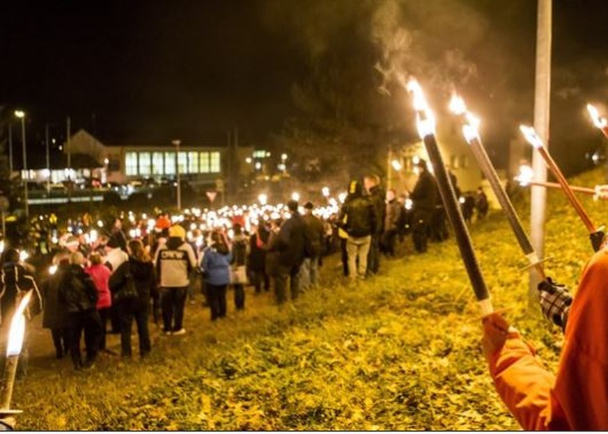 Fackeln gegen Asylunterkunft in Muhen AG.