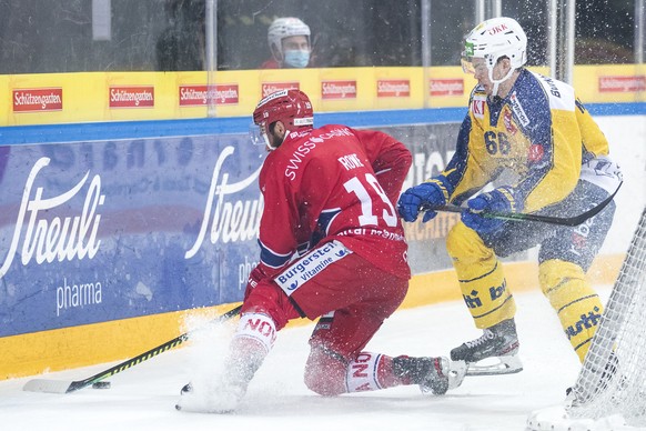 Rapperswils Andrew Rowe, links, im Spiel gegen Davos��� Valentin Nussbaumer, rechts, im Eishockey Spiel der National League zwischen den SC Rapperswil-Jona Lakers und dem HC Davos, am Freitag, 26. Mae ...