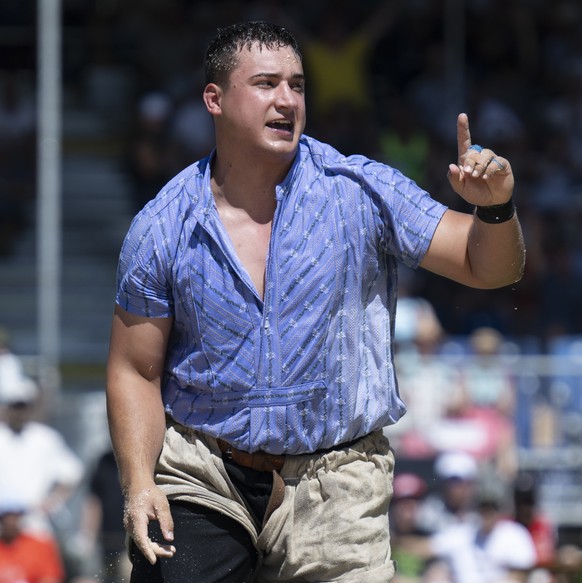 Werner Schlegel, oben, gewinnt gegen Domenic Schneider im dritten Gang am Nordostschweizerischen Schwingfest NOS, am Sonntag, 29. Juni 2025, in St. Gallen. (KEYSTONE/Gian Ehrenzeller)