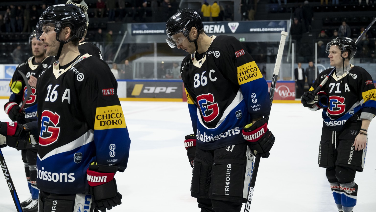 Gotterons Raphael Diaz, Gotterons Julien Sprunger, und Gotterons Killian Mottet, reagiert nach der Niederlage 1-2, beim Eishockey Pre Playoff, Spiel 1, der National League zwischen dem HC Fribourg Got ...