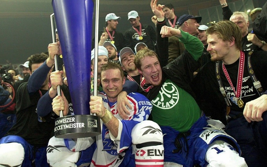 Jubel der ZSC-Spieler mit dem Meisterpokal Christian Weber, links, Mathias Seger, Mitte, und Ari Sulander, am Samstag, 1. April 2000, nach dem 4:3 Sieg gegen Lugano. (KEYSTONE/Walter Bieri) === ELECTR ...