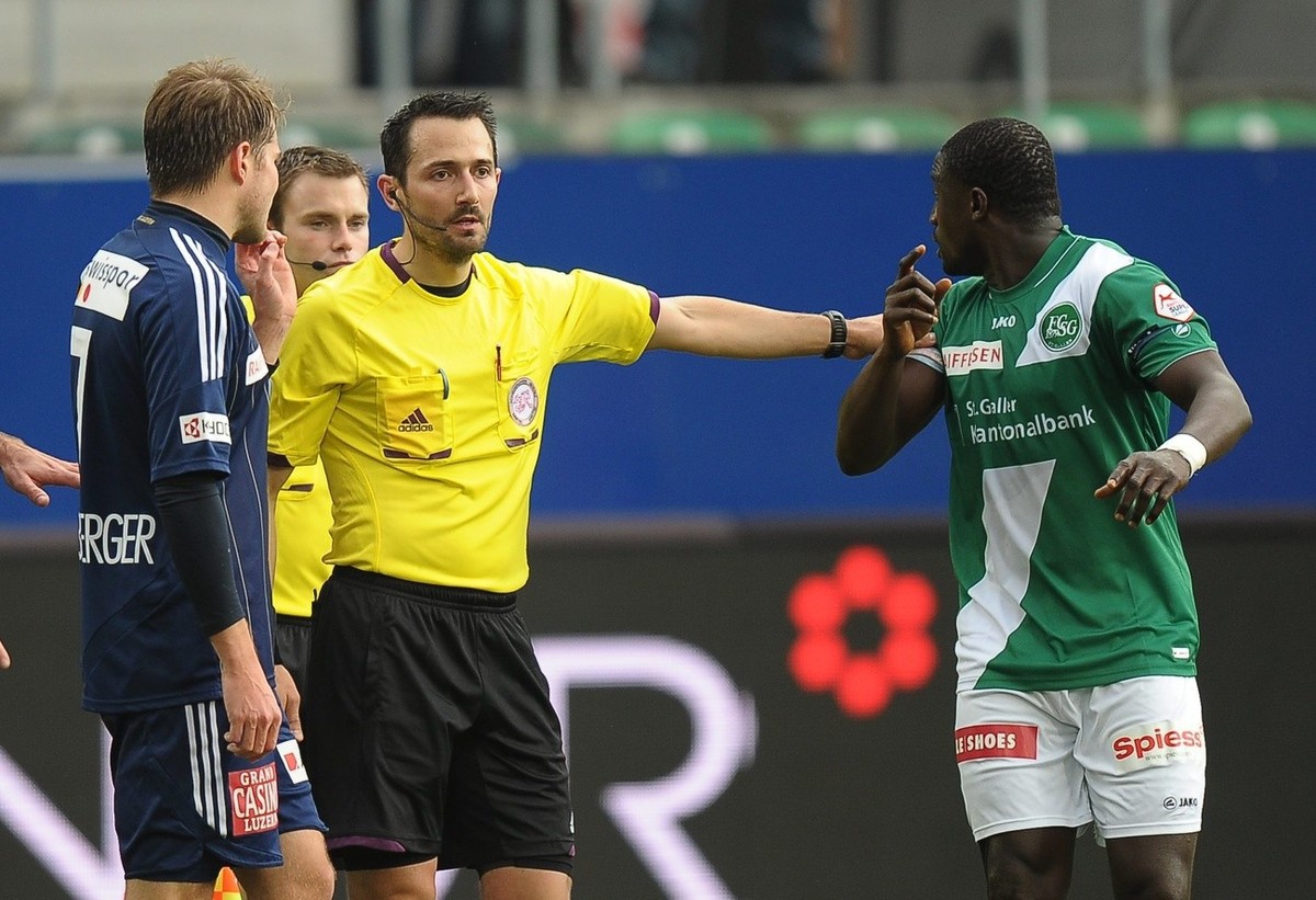 Schiedsrichter Ludovic Gremaud leitet das Fussball Meisterschaftsspiel der Super League zwischen dem FC St. Gallen und dem FC Luzern, am Sonntag, 25. November 2012, in der AFG Arena in St. Gallen. (KE ...