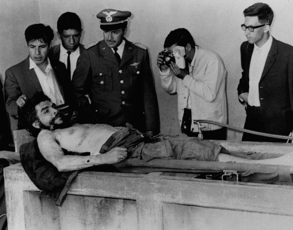 ZUM 100. GEBURTSTAG VON CHE GUEVARA AM MONTAG, 9. OKTOBER 2017, STELLEN WIR IHNEN FOLGENDES BILDMATERIAL ZUR VERFUEGUNG - A body displayed by Bolivian Army officers at Vallegrande, Bolivia, October 10 ...