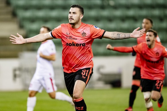 Mirlind Kryeziu (FCZ) montre sa joie apres avoir marque le premier but sur penalty lors de la rencontre de football de Super League entre FC Sion et FC Zuerich le mercredi 30 octobre 2024 au stade de  ...